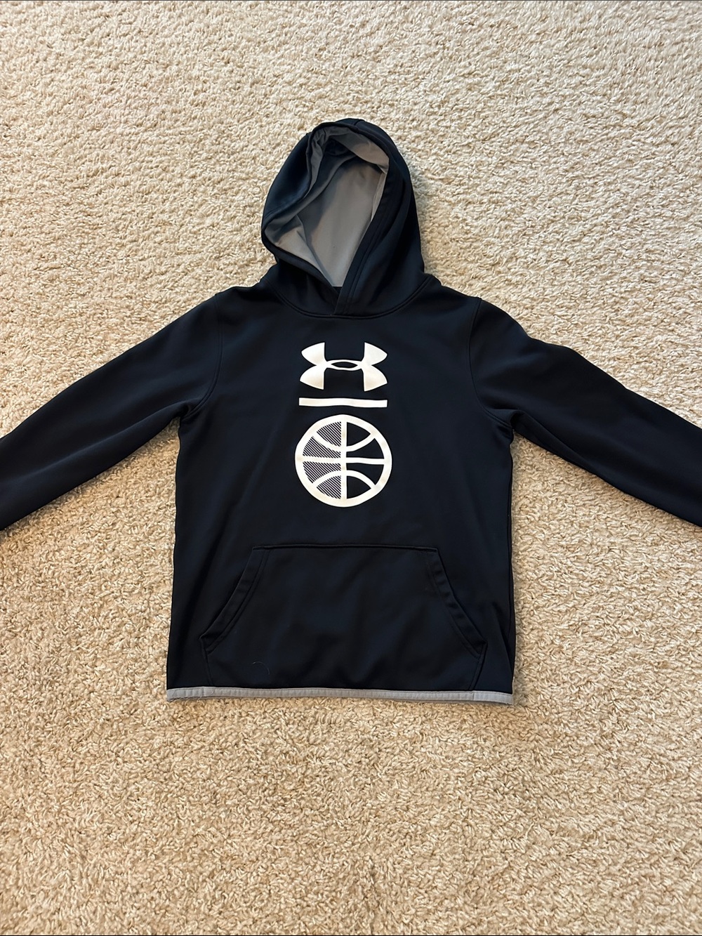Boys under Armour dry fit sweatshirt, size medium
